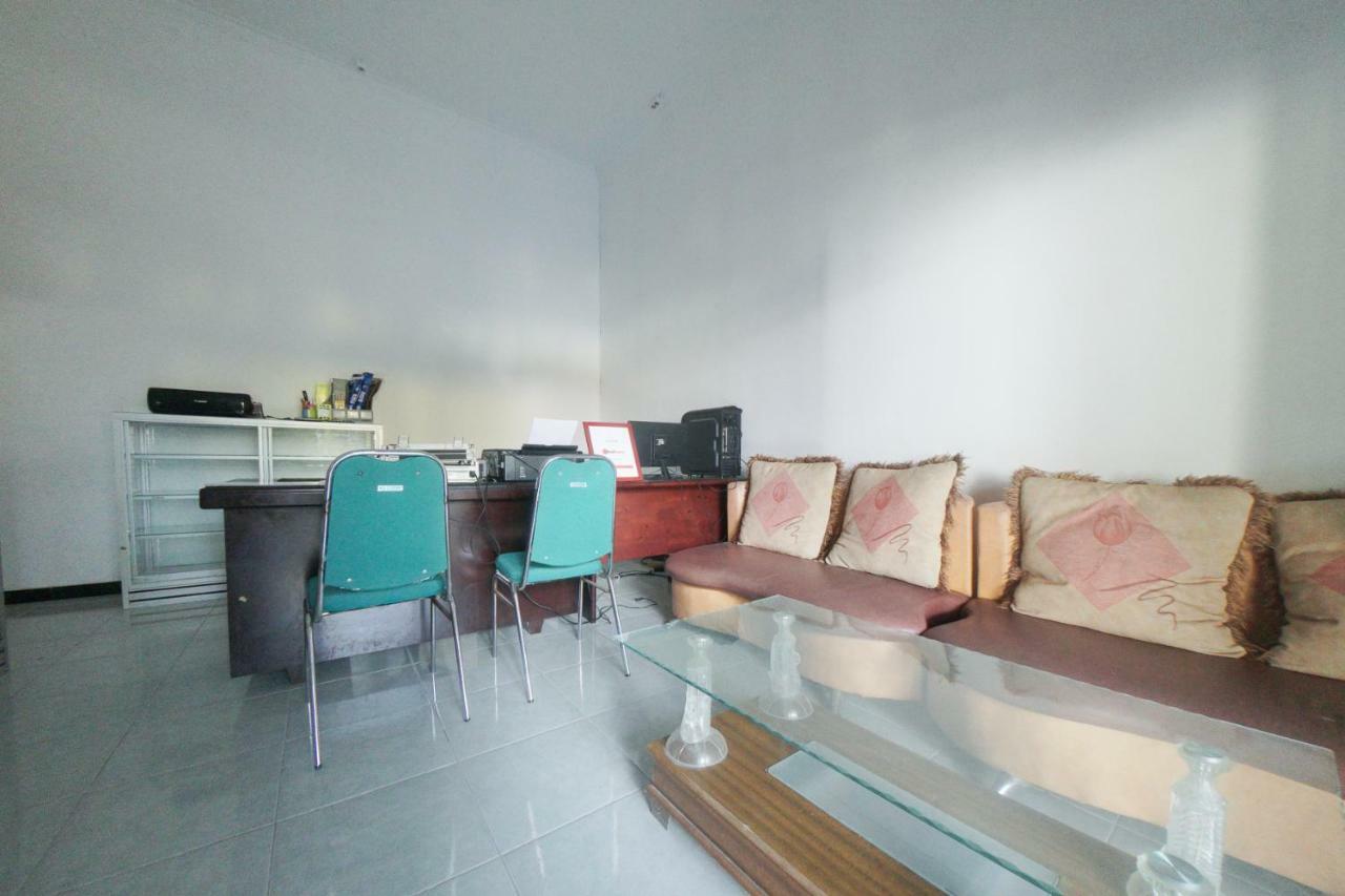 Reddoorz Syariah Near Mall Roxy Banyuwangi 2 Eksteriør bilde